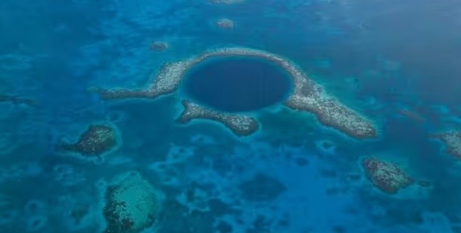 Ученые извлекли керн со дна Большой голубой дыры В Карибском море пробурили Большую голубую дыру: ученые обнаружили нечто тревожное0