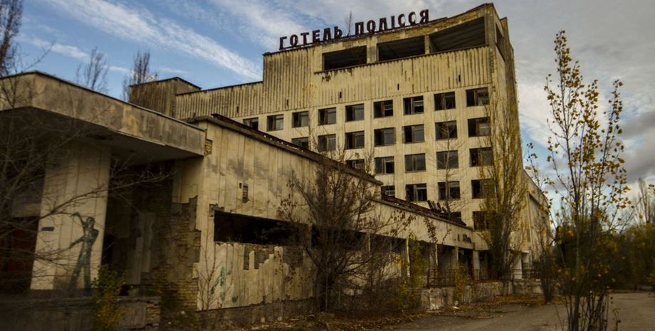 Чернобыль, зона отчуждения, радиация, интервью, ремонт в заброшенном доме, авария на АЭС, мутанты