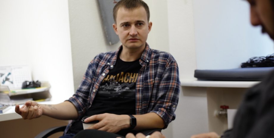 Тарас Чмут дает интервью в офисе своего фонда