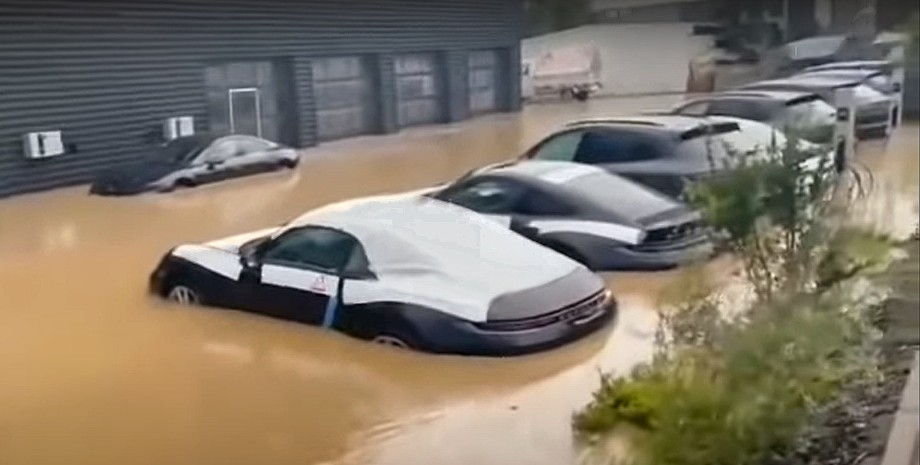 Німеччина повінь затопила Porsche