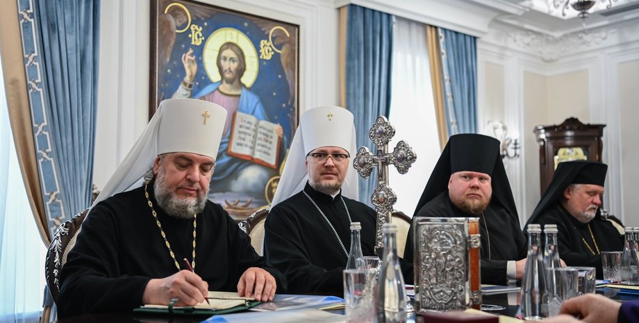 синод, Михайлівський собор, священнослужителі