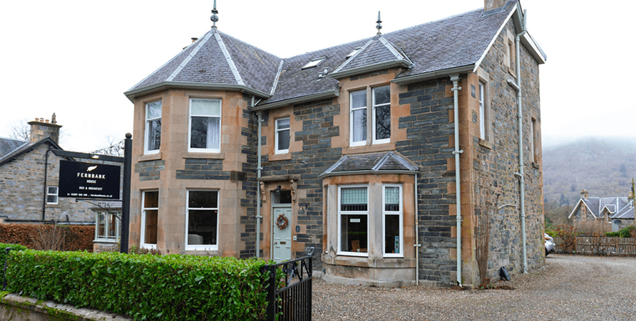 Старовинний особняк в Ірландії, старовинний монастир, подорож у часі, старовинна реліквія, унікальне відкриття, незвичайна знахідка, віконниці