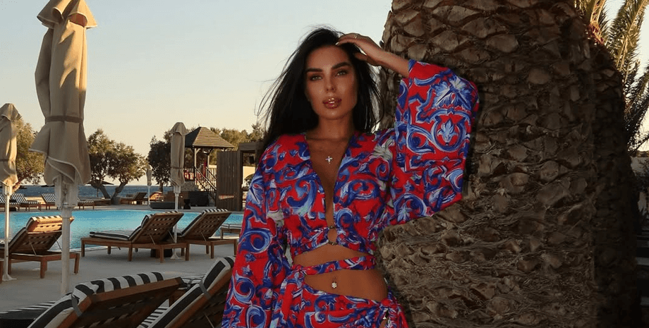 Иванна Плантовская у бассейна