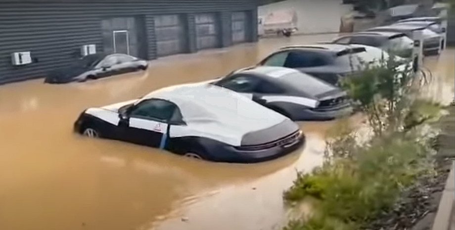 Германия наводнение затопило Porsche