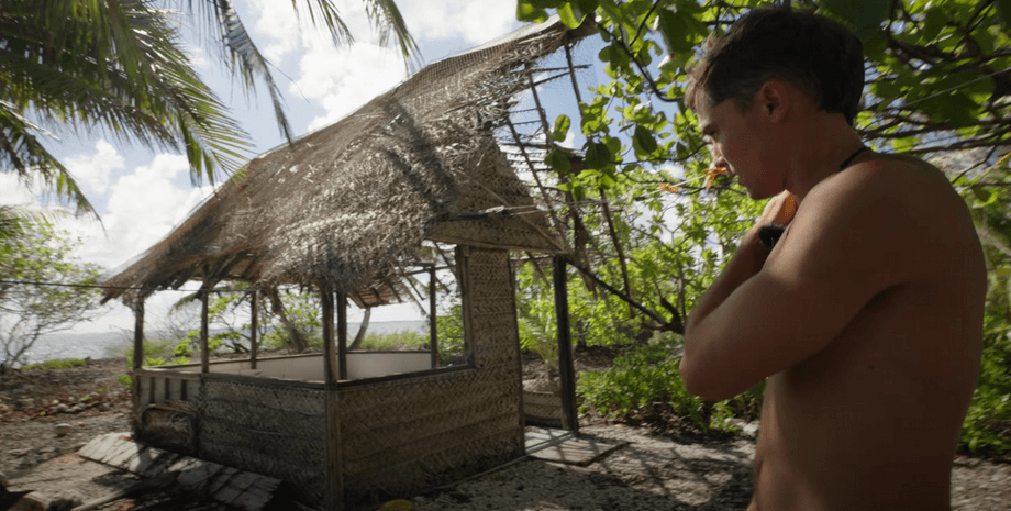 Чоловік живе на краю світу, перлова ферма, хлопець залишив школу в 16 років, на краю світу, став директором компанії, атол, Таїті