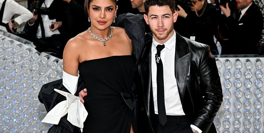 Жалаңаш бөкселер байқауы бейне