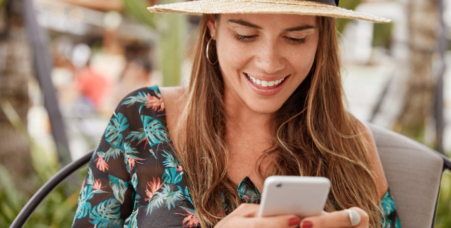 Девушка смотрит в телефон