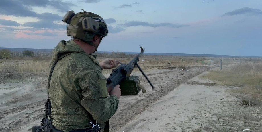 Российский военный у линии фронта