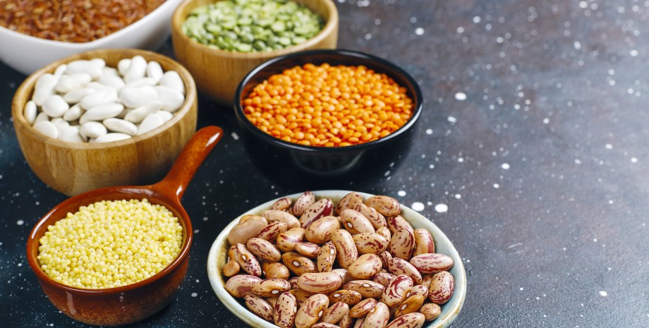 Тарілки з бобовими на столі Квасоля горох сочевиця на столі