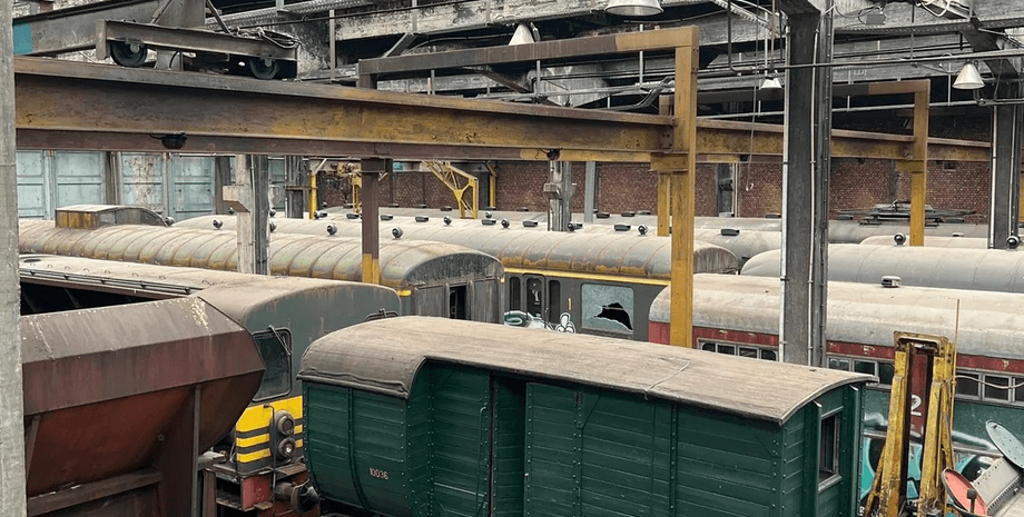 Сумне видовище: блогери показали найбільший покинутий ангар потягів у Європі