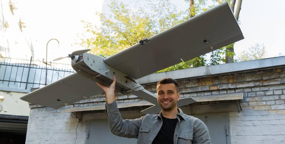 Андрій Шувалов із Фонду Сергія Притули тримає дрон Дартс