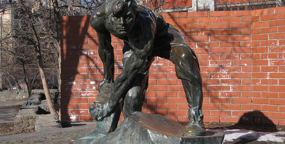 Памятник "Булыжник – оружие пролетариата" / Фото из открытых источников