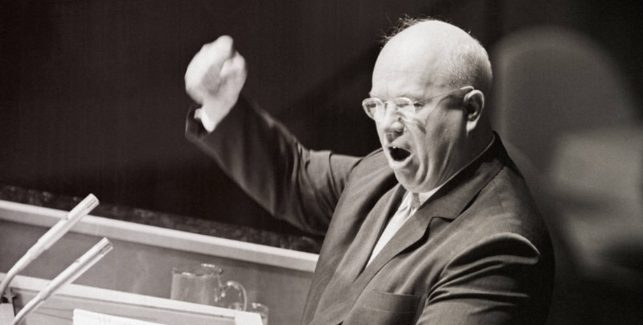 Микита Хрущов стукає по трибуні ООН