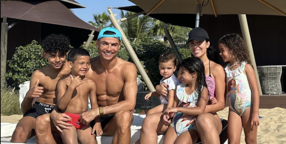 Криштиану Роналду и Джорджина Родригес с детьми Криштиану Роналду и Джорджина Родригес, дети криштиану роналду, невеста криштиану роналду, саудовская аравия