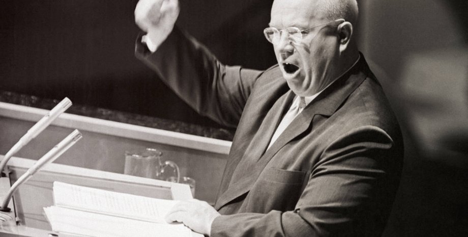 Микита Хрущов стукає по трибуні ООН