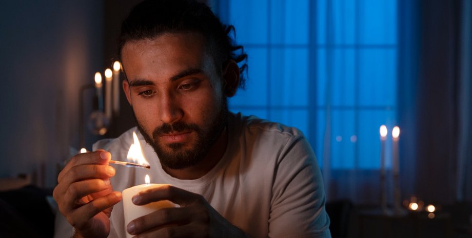 мужчина со свечой Графики отключений света на 16 ноября