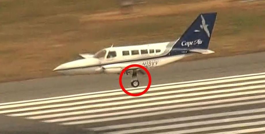 Пілот посадив невеликий літак на одному колесі, що сталося, аварійна посадка літака, надзвичайна подія
