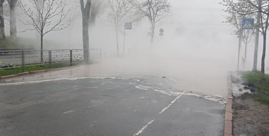 новости киева, прорыв на трассе, метро дружбы народов, прорыв теплотрассы