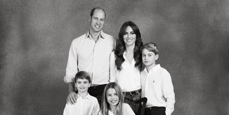Рождественский портрет кейт миддлтон принца вильяма, принц луи без пальца, фотошоп кейт миддлтон, королевская семья
