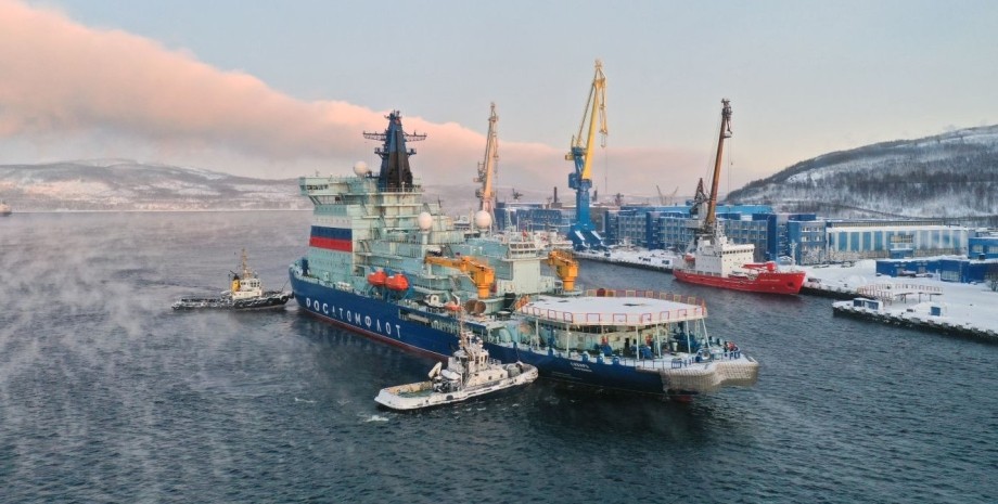Атомный ледокол "Сибирь" в порту Мурманска