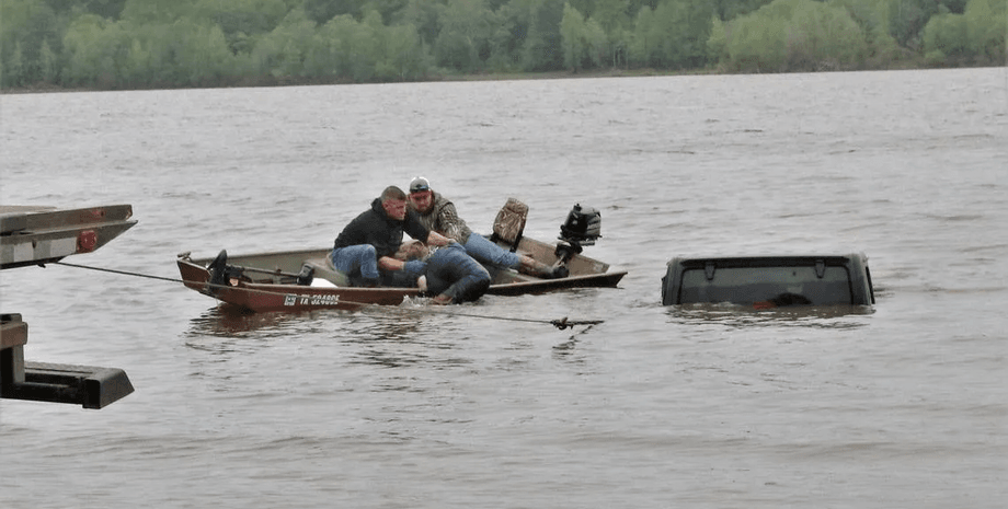 Озеро, рыбак, пирс, полиция, спасатели,