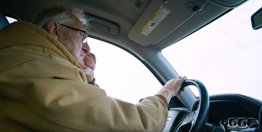 Літній чоловік за кермом автомобіля, який через помилку GPS проїхав 1500 км із Франції до Хорватії