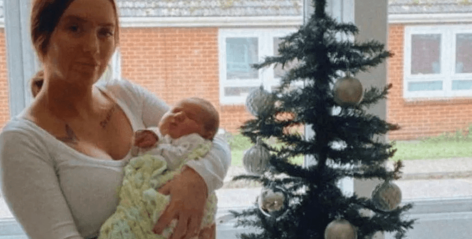 Жінка після пологів, жінка народила дівчинку напередодні Різдва, Різдво, день народження на Різдво, різдвяна вечеря, молода мама