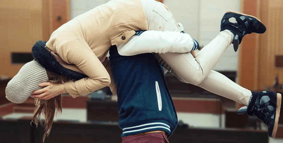 Парень и девушка, влюбленные, брак, супруга, парень несет девушку, закинул девушку на спину, свидание