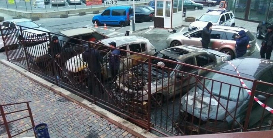 Сгоревшие автомобили / Фото: dumskaya.net