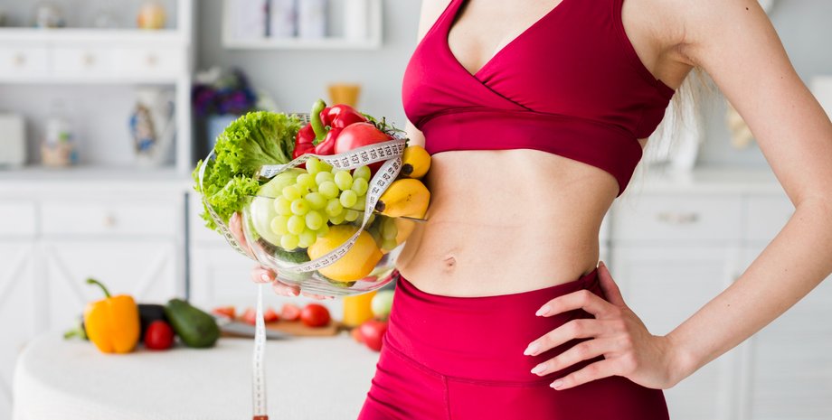 Девушка с миской овощей