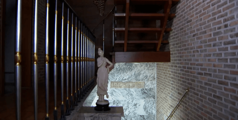 Стародавня знахідка, Помпеї, справжній артефакт, підробка в музеї, артефакт, камені часів Помпей, прикраса, під сходами,