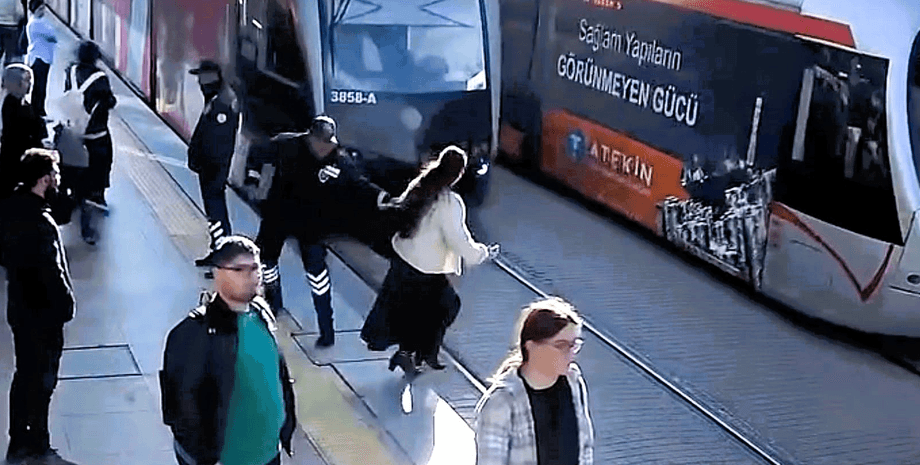 Женщина "залипла" в телефоне за секунду до катастрофы: ее спасло чудо