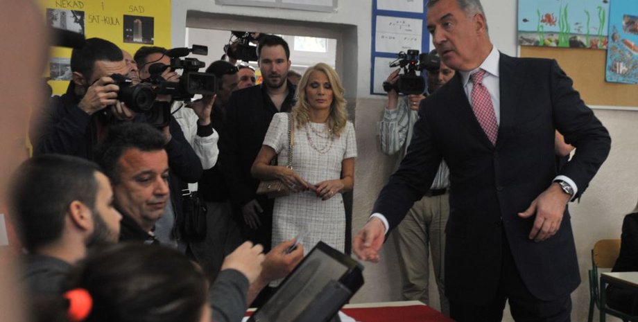 Мило Джуканович после голосования в Подгорице / Фото с сайта Радио Свобода