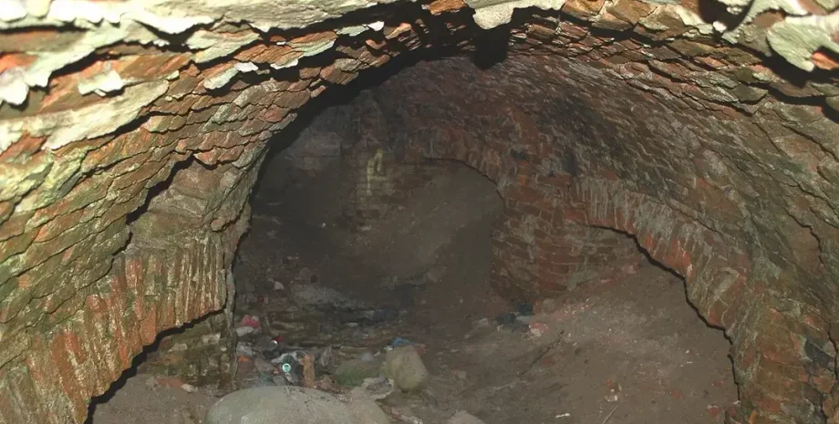 археологи, археология, раскопки, монеты, туннель, парк, Варшава, Польша, Потоцкий, масоны, катакомбы, цистерна, стены, исследования, памятник