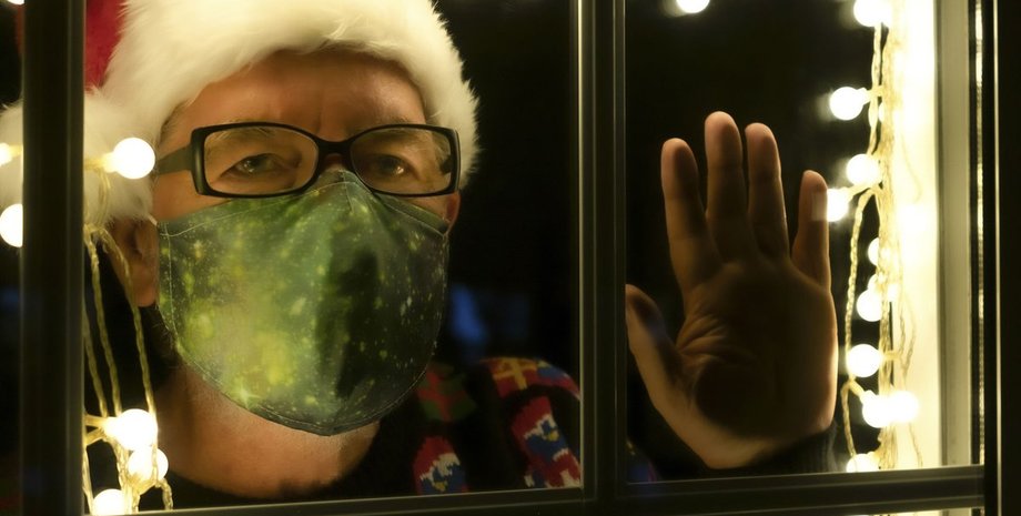 человек в маске, окно