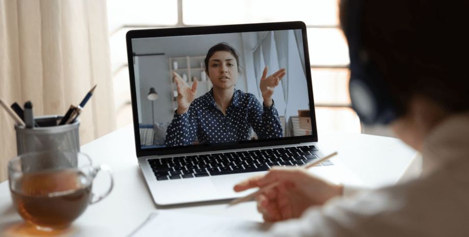 Молодий чоловік під час співбесіди потрапив у незручну ситуацію, його кохана влізла у кадр й почала танцювати сальсу