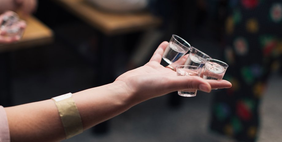 алкоголь водка, стакан, рука