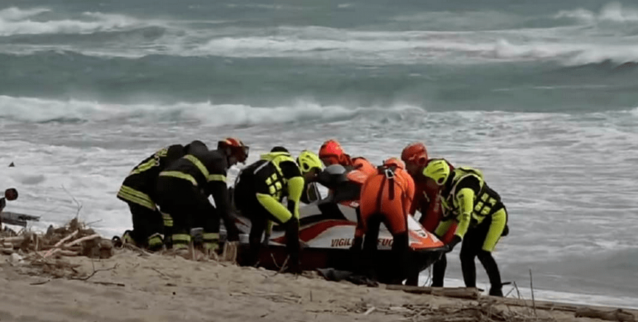 В Средиземном море затонуло судно с мигрантами
