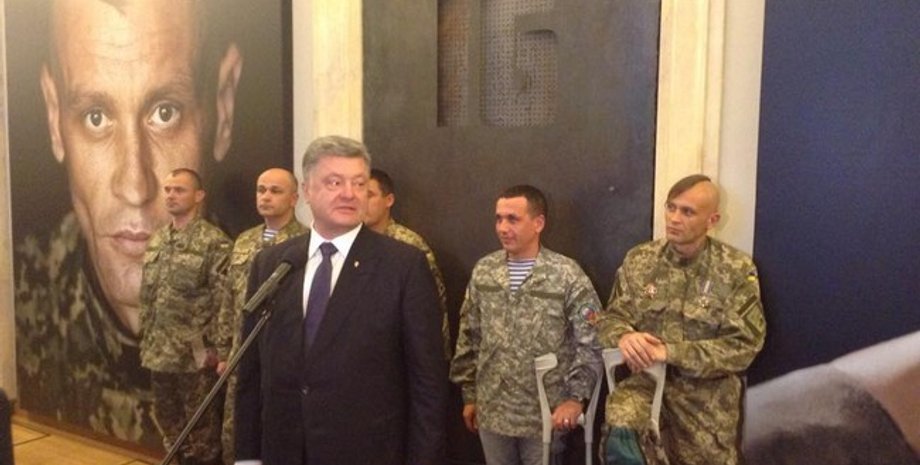 Фотовыставка "16" в АП / Фото: Олег Апостолов