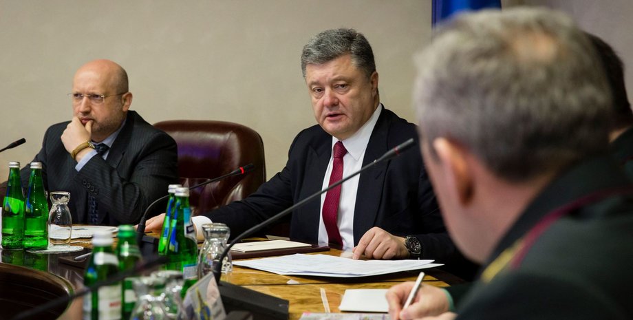 Петр Порошенко на совещании с силовым блоком / Фото пресс-службы президента