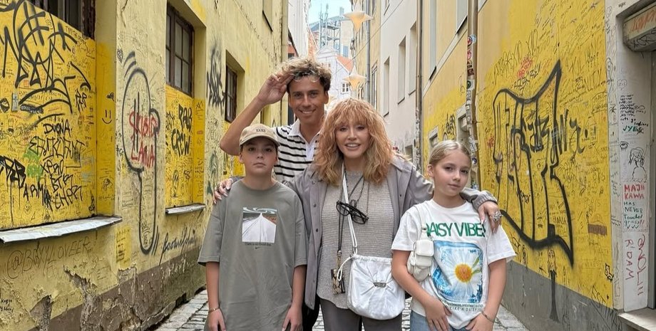 Галкин показал фото с семьей