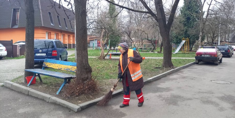 Уборщица на улице