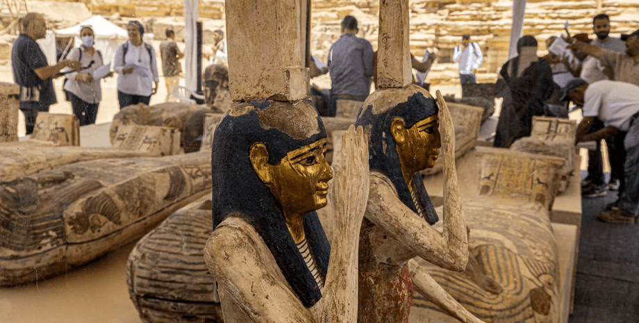 статуетки богів, вчені, люди, фото