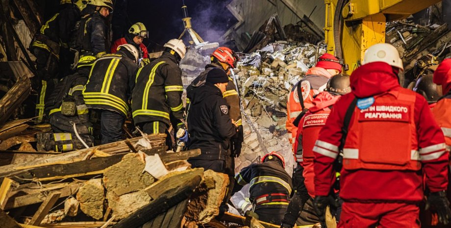 Последствия обстрела Харькова ликвидируют спасатели ГСЧС Последствия обстрела Харькова