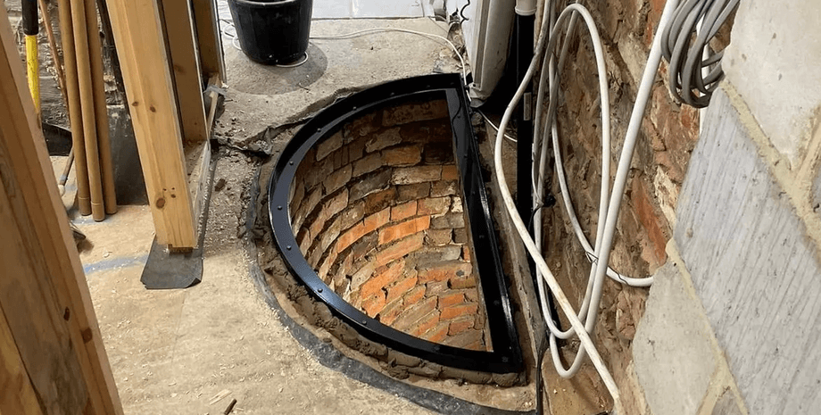 Супруги нашли в доме 200-летний колодец, колодец желаний, необычная находка, ремонт дома, под полом, колец в полу, накрыли стеклом