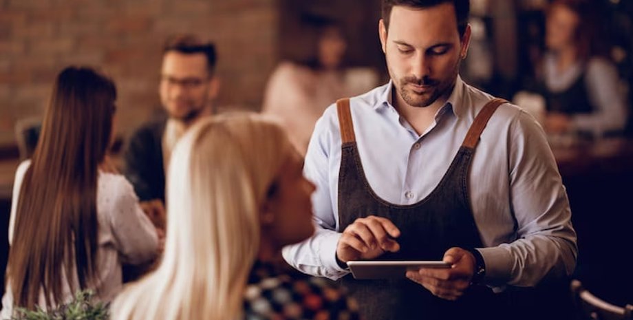 Ресторан, мужчина обманывал рестораны, имитировал сердечный приступ, проблемы со здоровьем, не платил за еду, получил штраф, арестовали в ресторане