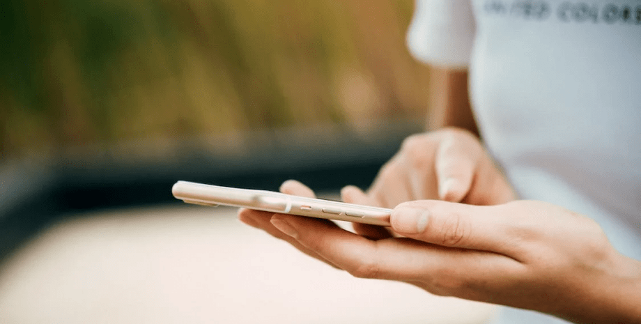 телефон в руках телефон отслеживает местоположение как отключить