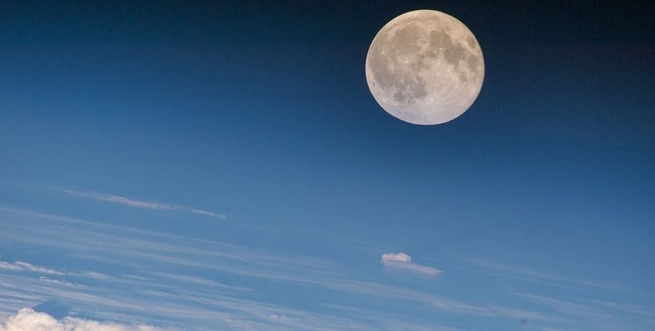 атмосфера луны и земля