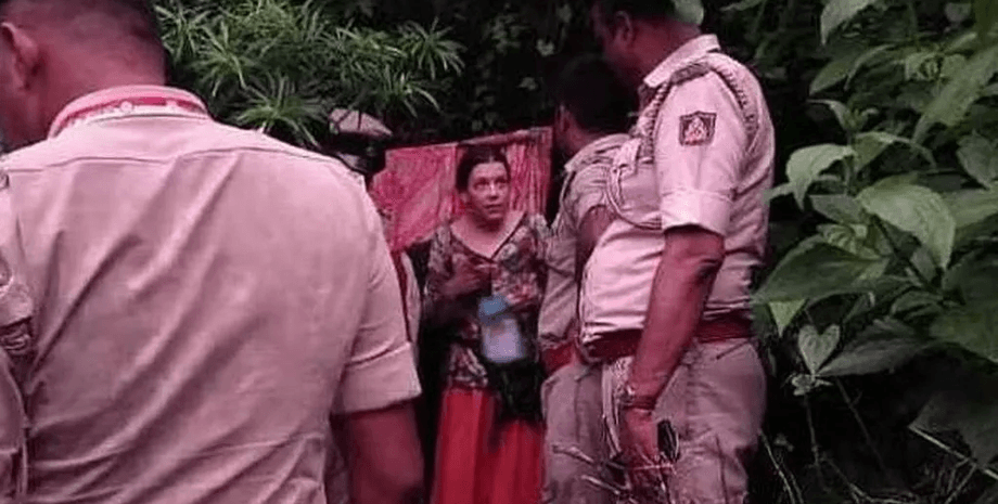 Женщина с детьми жила в пещере 7 лет рядом с ядовитыми змеями