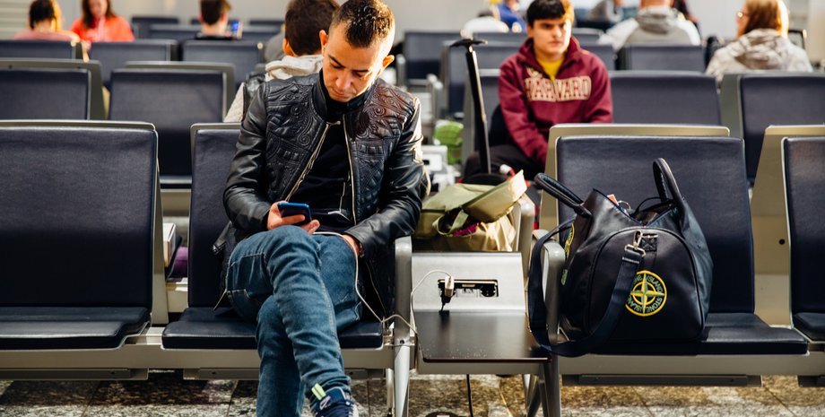 Пассажиру отказали в посадке на рейс из-за непредвиденной "катастрофы с украшением"